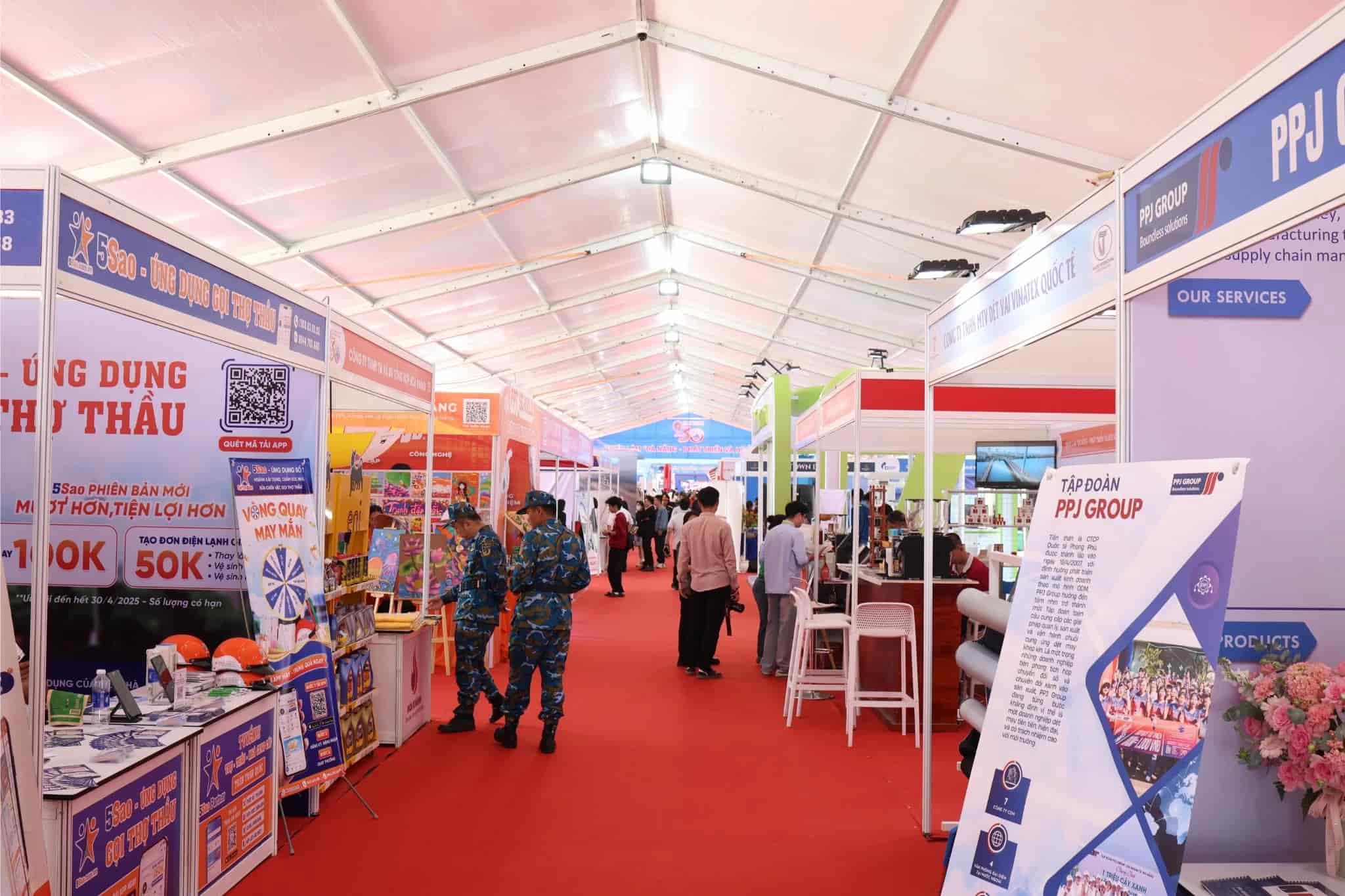 Không gian triển lãm Đà Nẵng 2025 với đa dạng gian hàng từ nhiều lĩnh vực