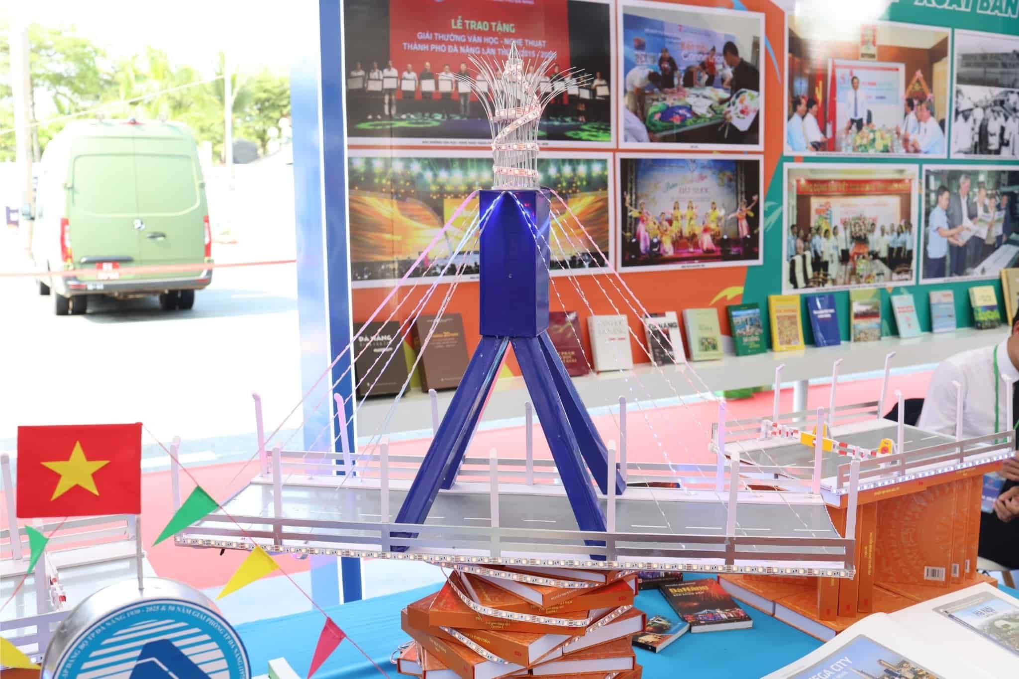 Mô hình cầu quay sông Hàn – Biểu tượng đặc trưng của Đà Nẵng