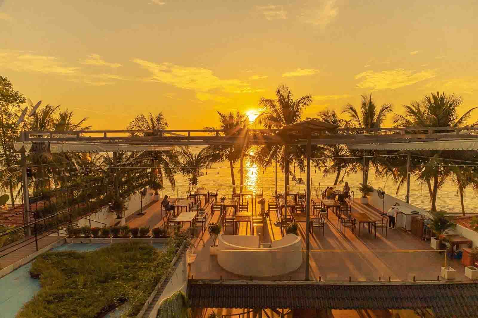 Chiêm ngưỡng vẻ đẹp hoàng hôn tại Hòn Móng Tay