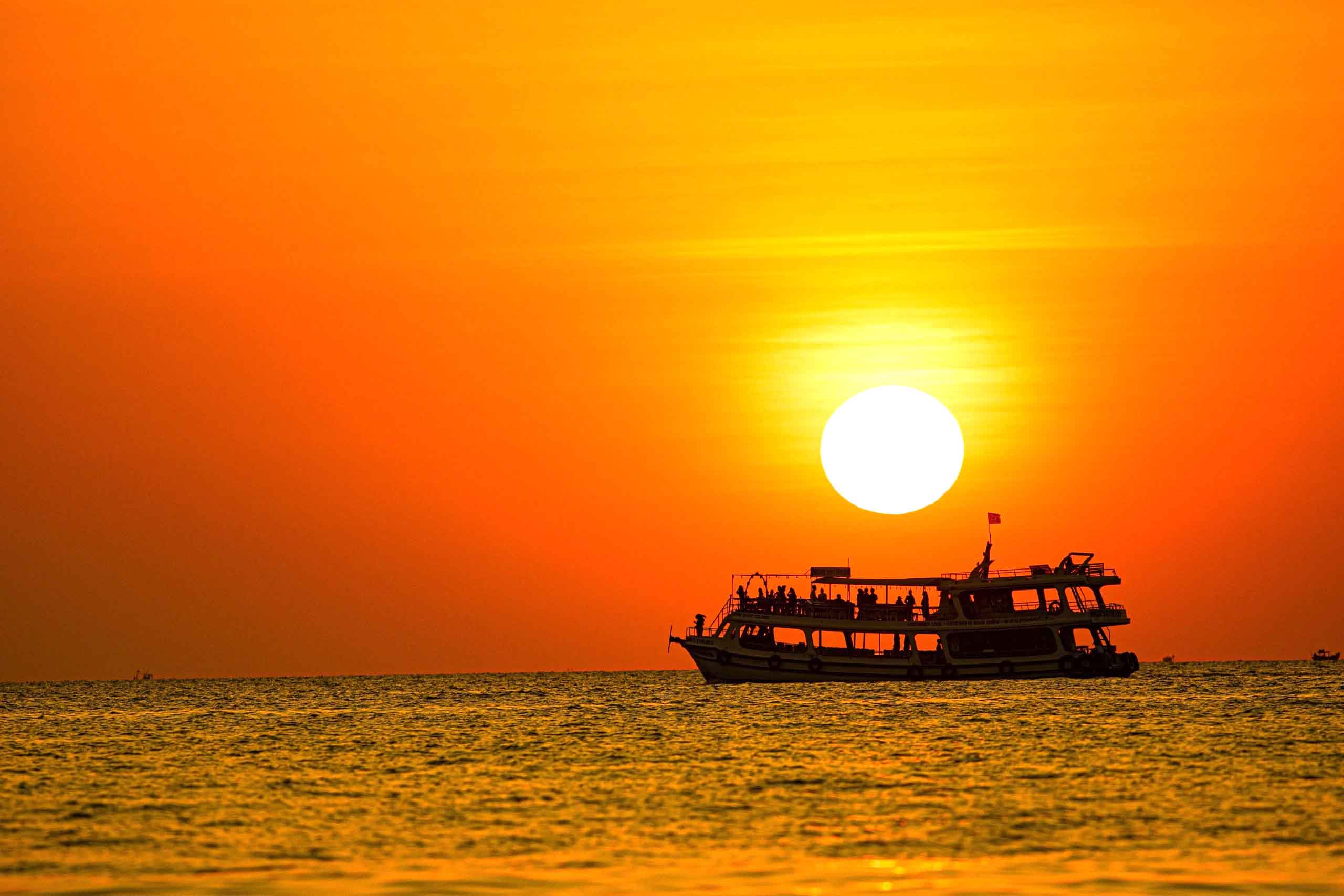 Ngắm hoàng hôn trên biển