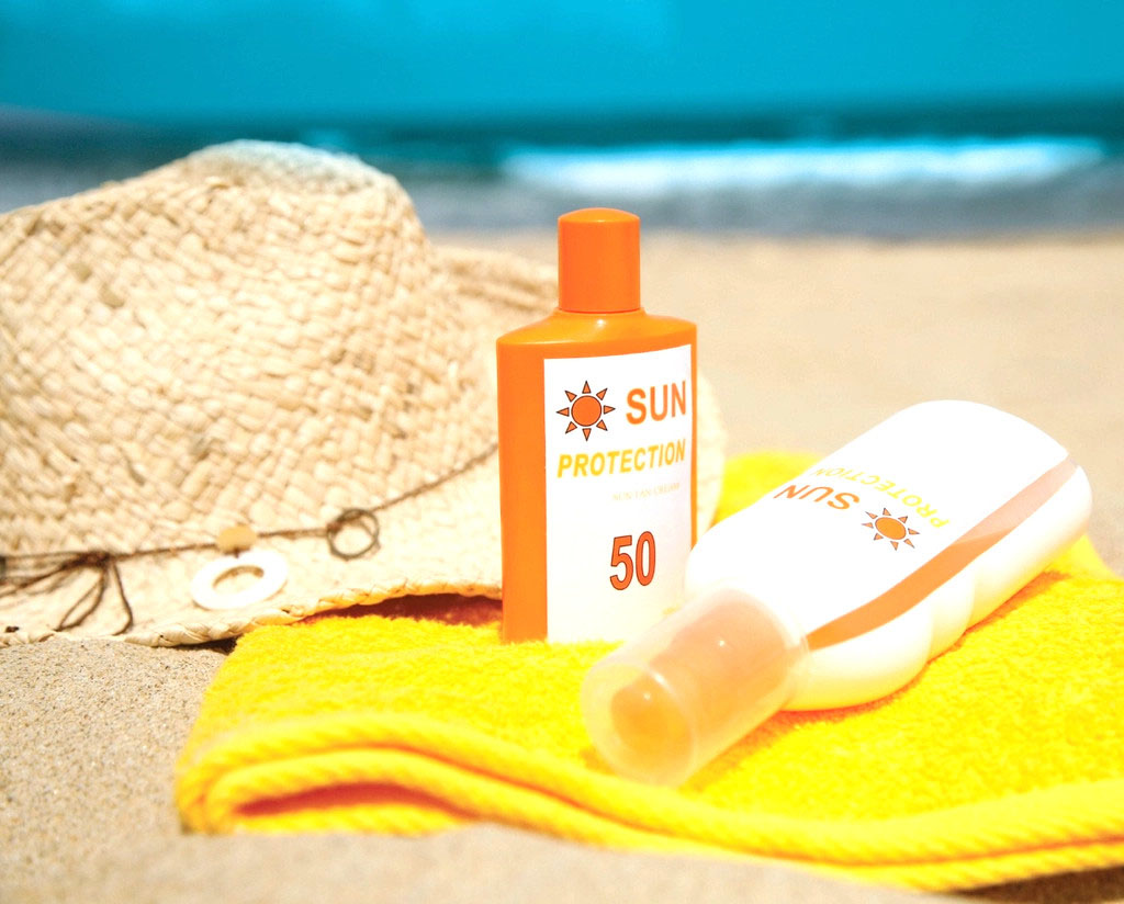 Kem chống nắng là vật bất ly thân khi đi biển