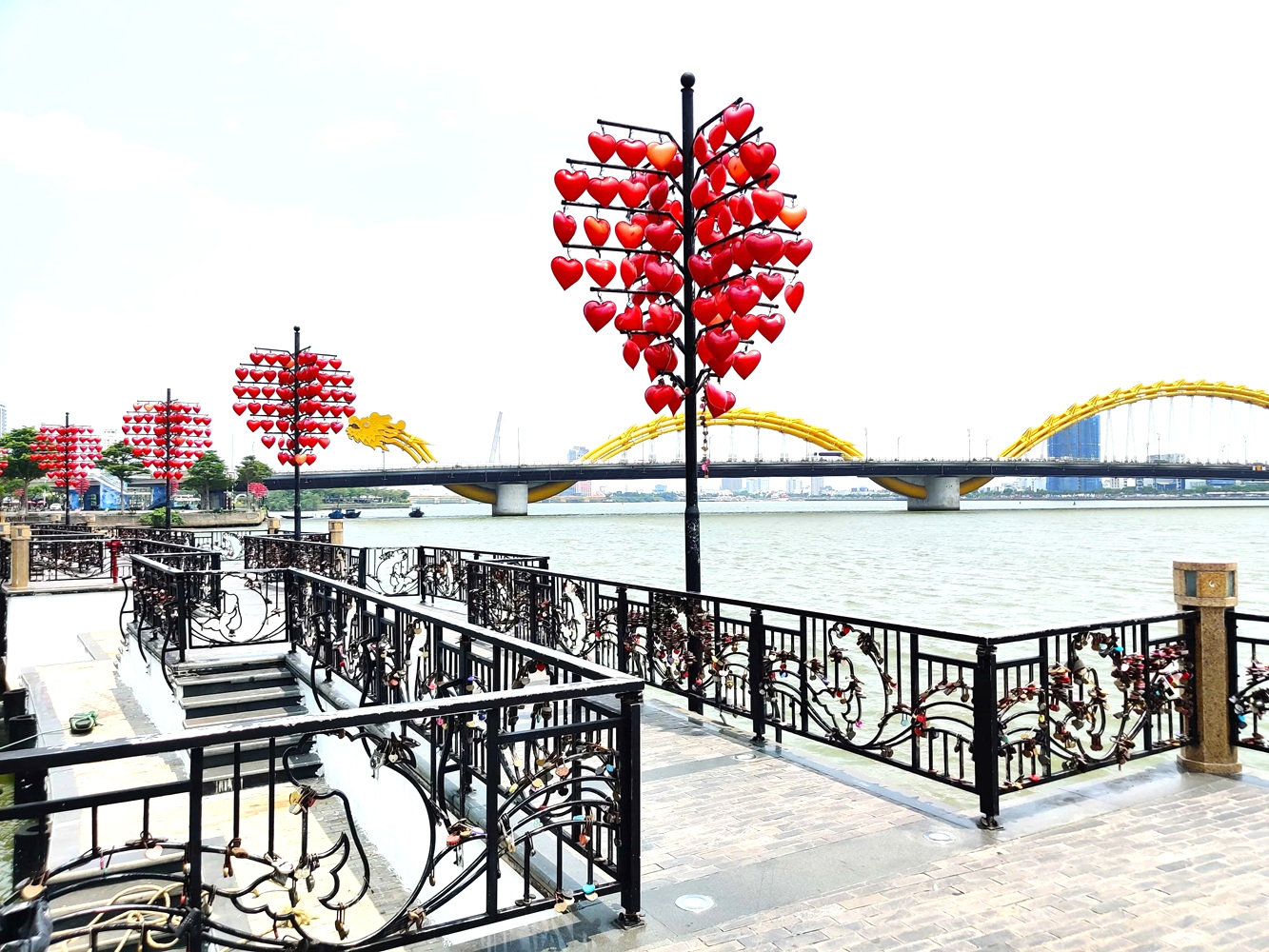 Cùng nhau chụp ảnh tại Cầu Tình Yêu