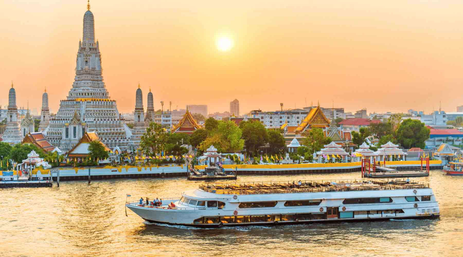 Đi thuyền trên sông Chao Phraya: Trải nghiệm nét đẹp yên bình của Bangkok từ mặt nước.