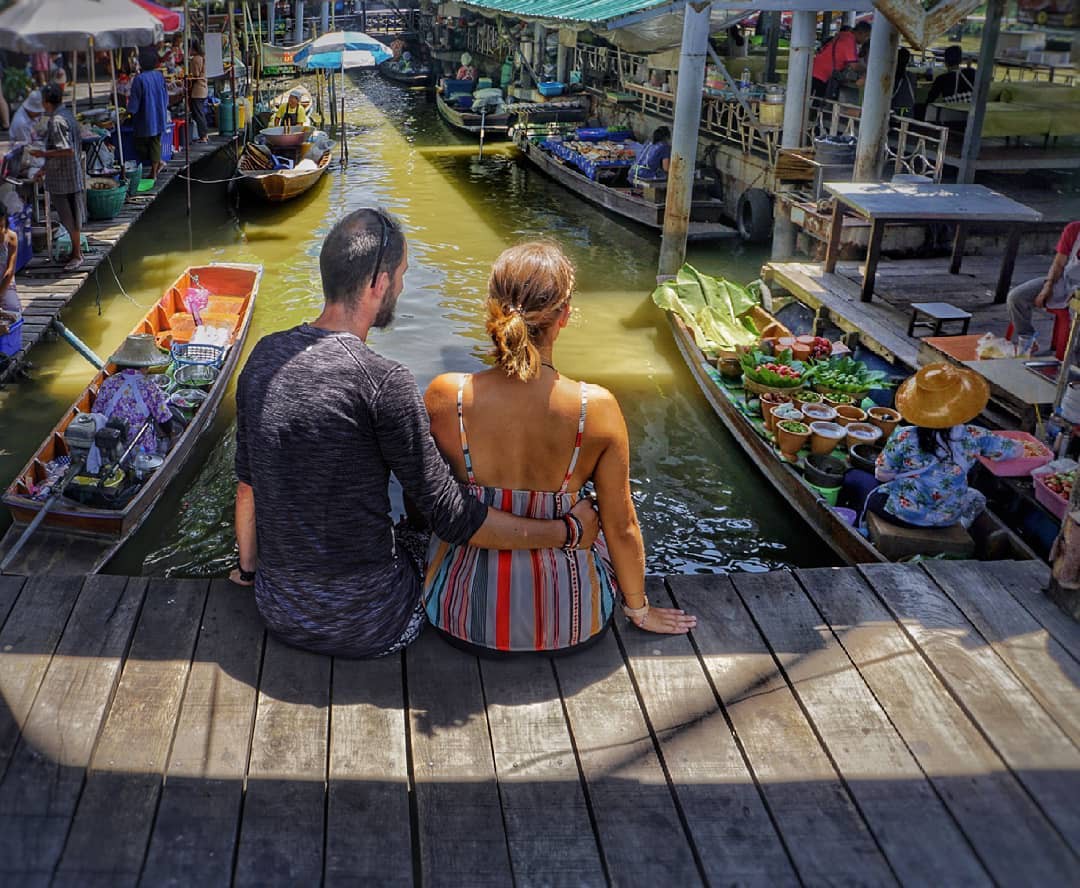 Chợ nổi trên sông: Trải nghiệm mua sắm độc đáo ngay trên thuyền.