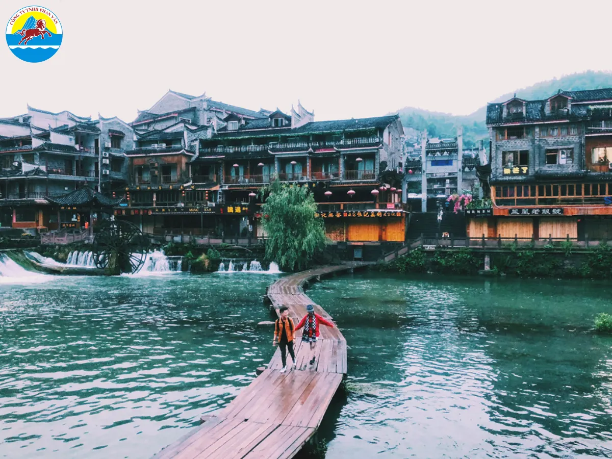 Phan Văn Travel mang đến các tour du lịch Phượng Hoàng Cổ Trấn được thiết kế hợp lý