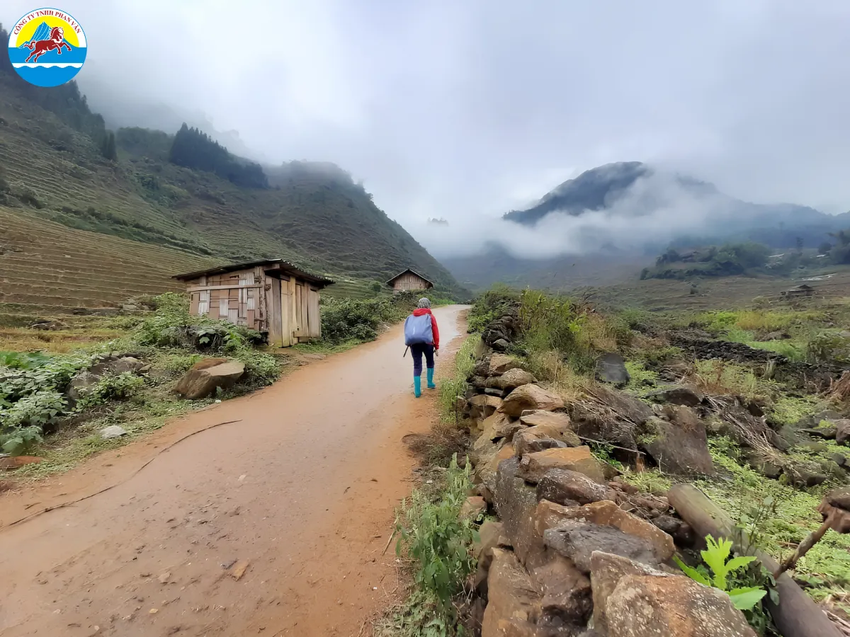 Cung trekking chinh phục đỉnh Bạch Mộc Lương Tử