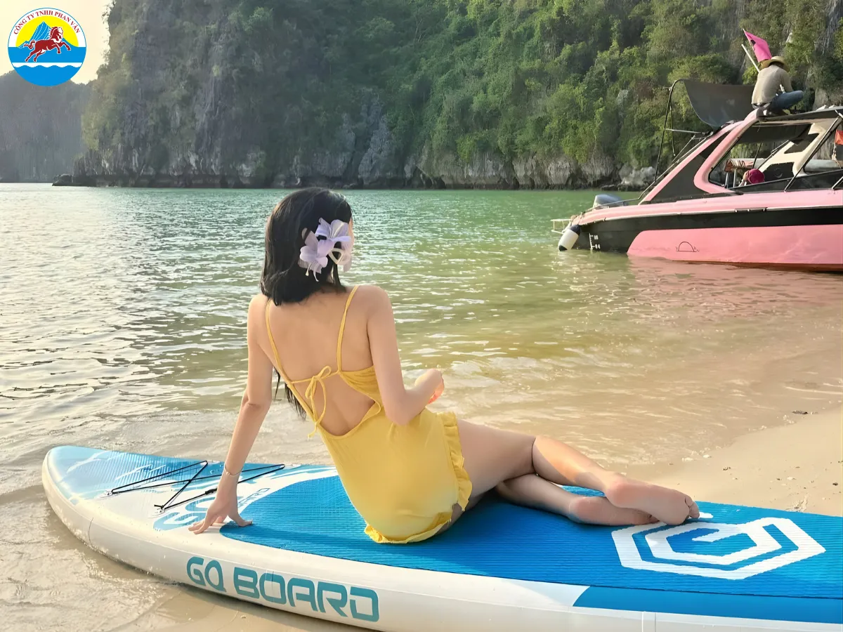 Tắm biển tại bãi Cát Cò