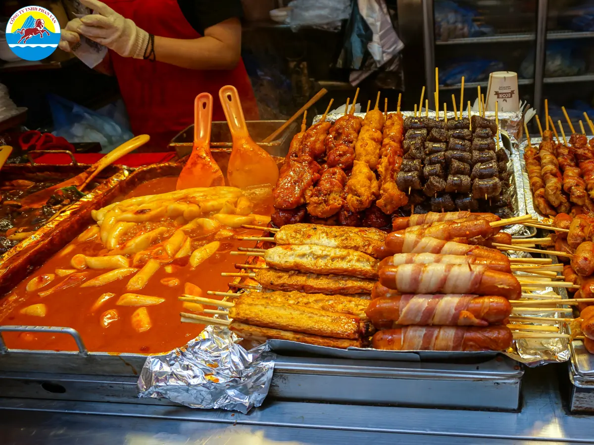 Thưởng thức ẩm thực đường phố nóng hổi tại Myeongdong