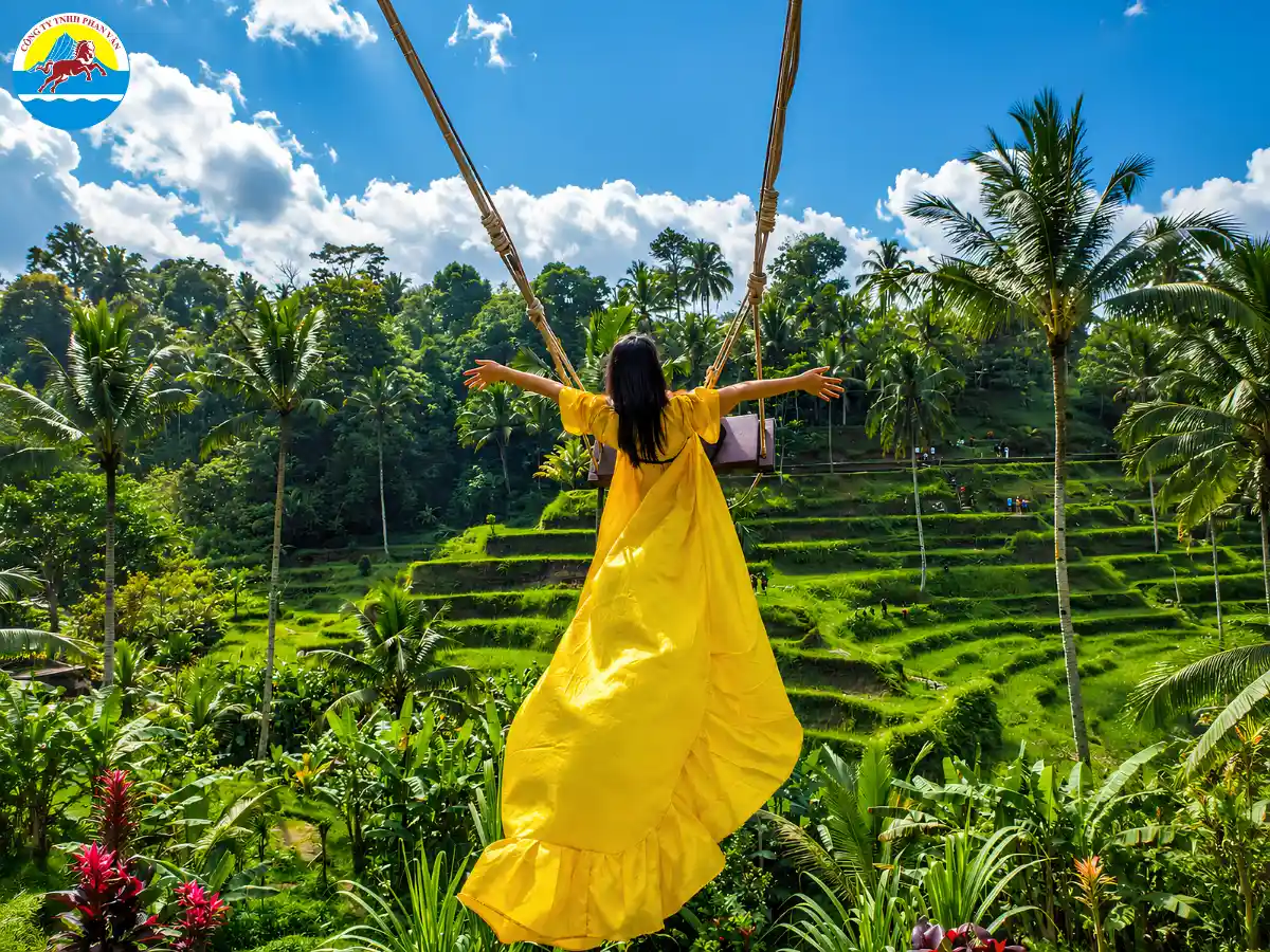 Du khách chơi xích đu giữa rừng dừa