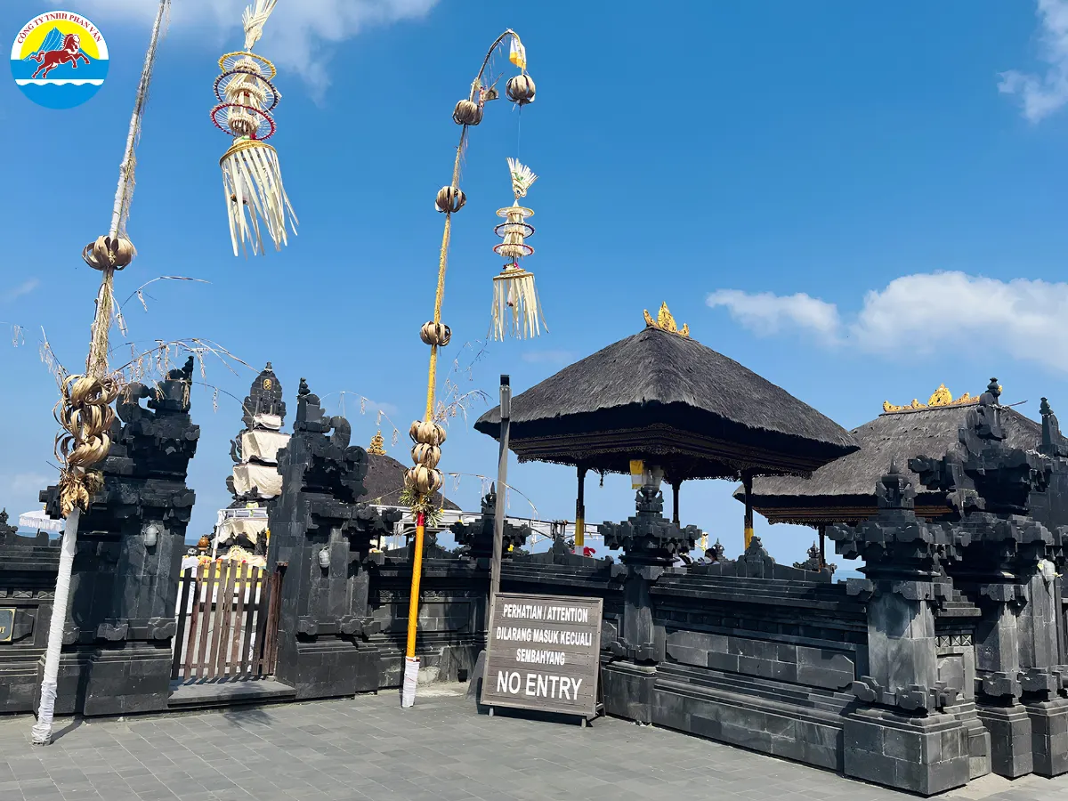 Biển báo quy định ngày Nyepi tại một khu du lịch ở Bali