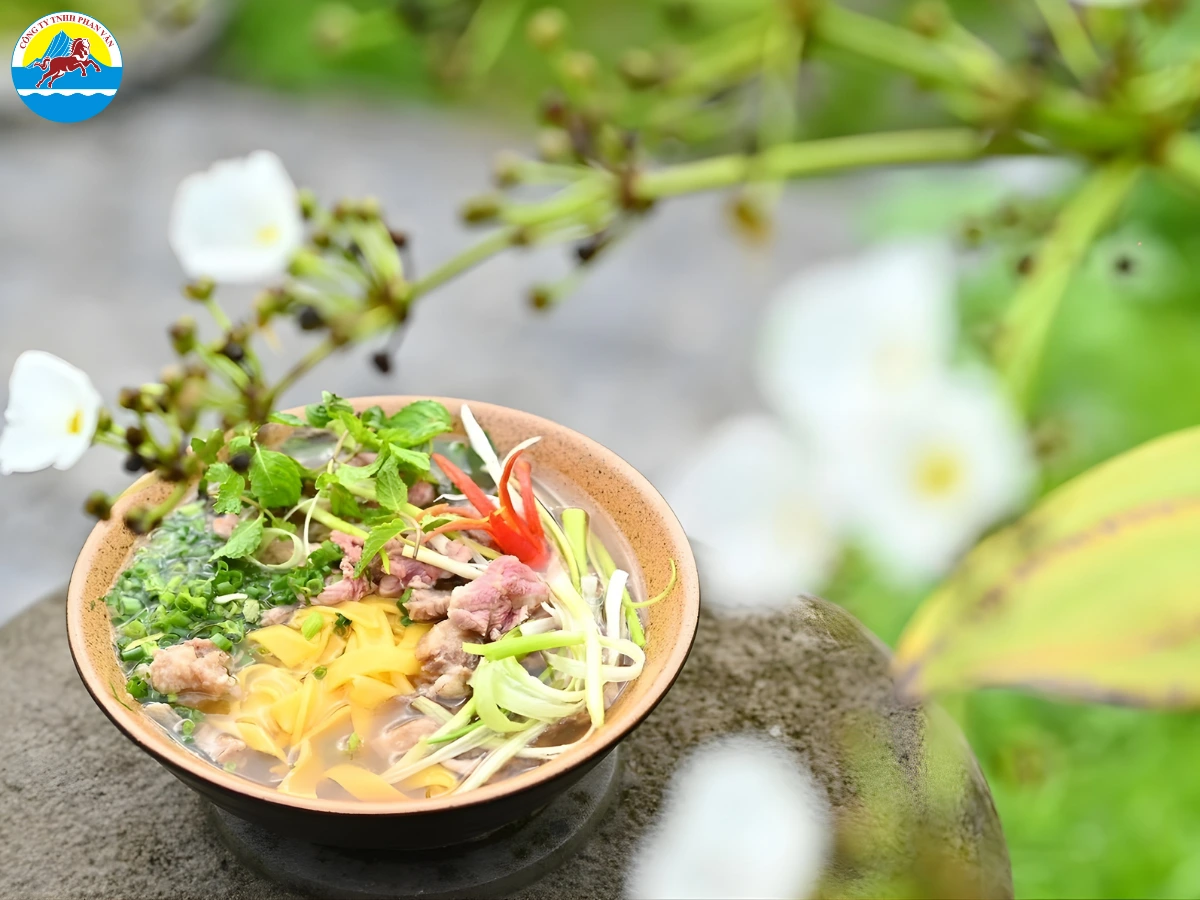 Thưởng thức phở ngô Hà Giang