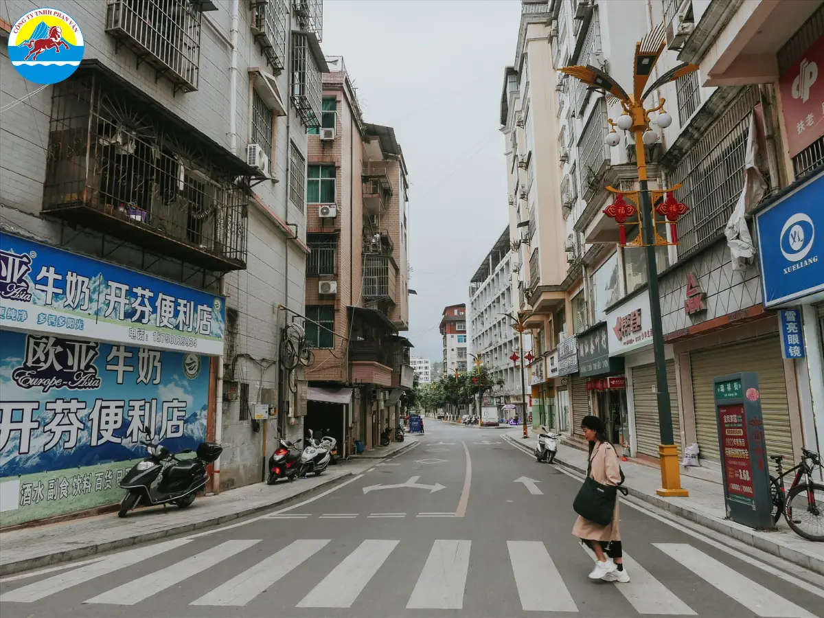 Mùa hè (tháng 6 - tháng 8) thường khá nóng và có mưa