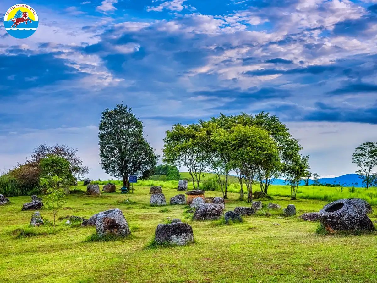 Di tích cổ Xieng Khuang nổi tiếng với hàng ngàn chum đá lớn rải rác trên thung lũng