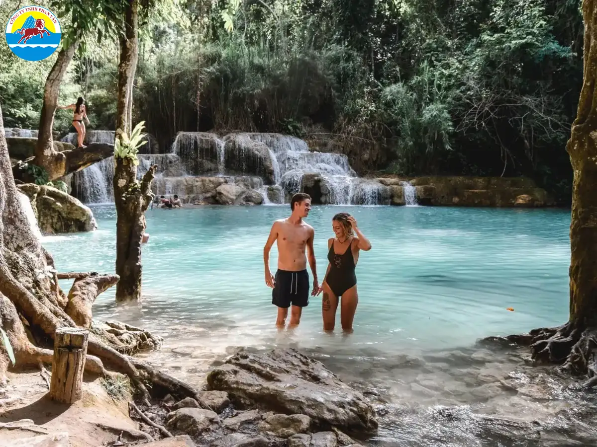 Thư giãn và tắm thác Kuang Si