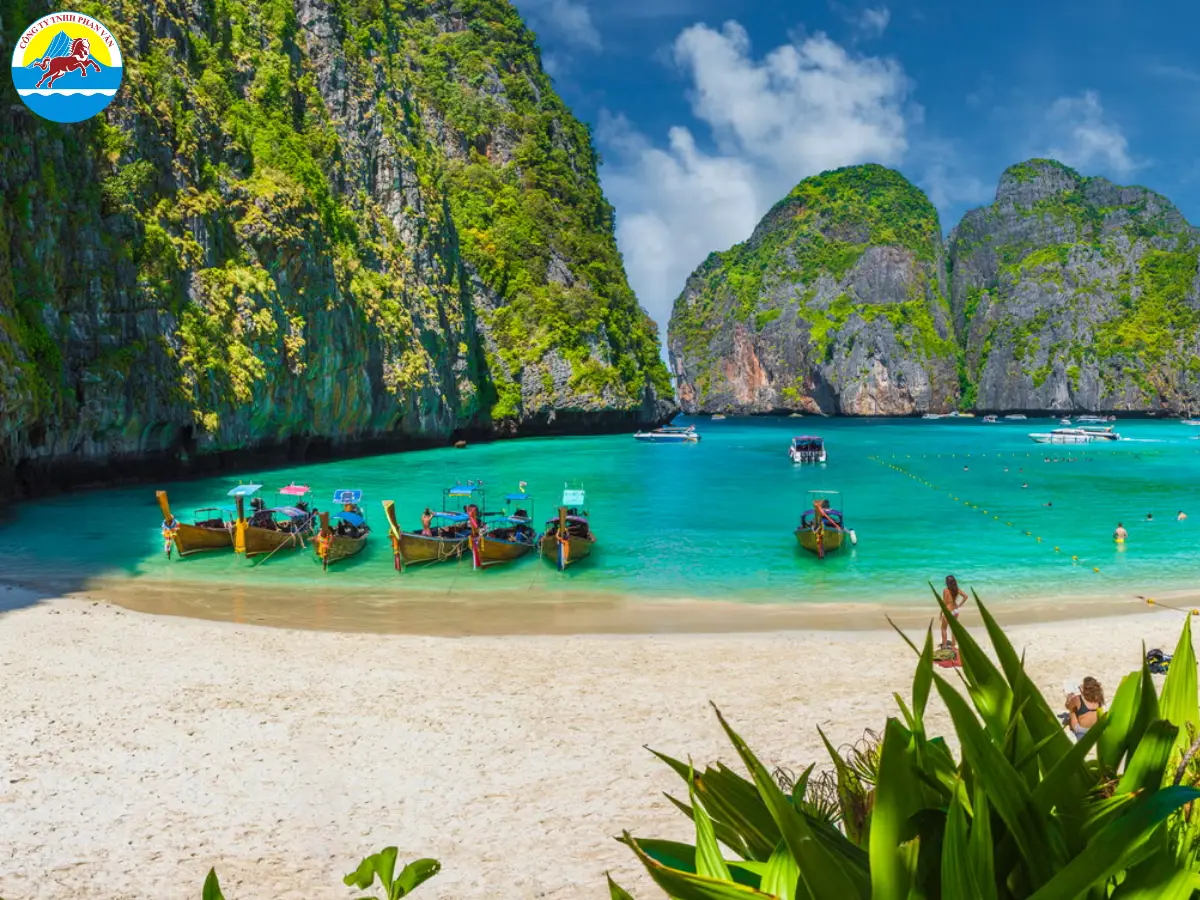 Khám phá bãi biển Maya Bay