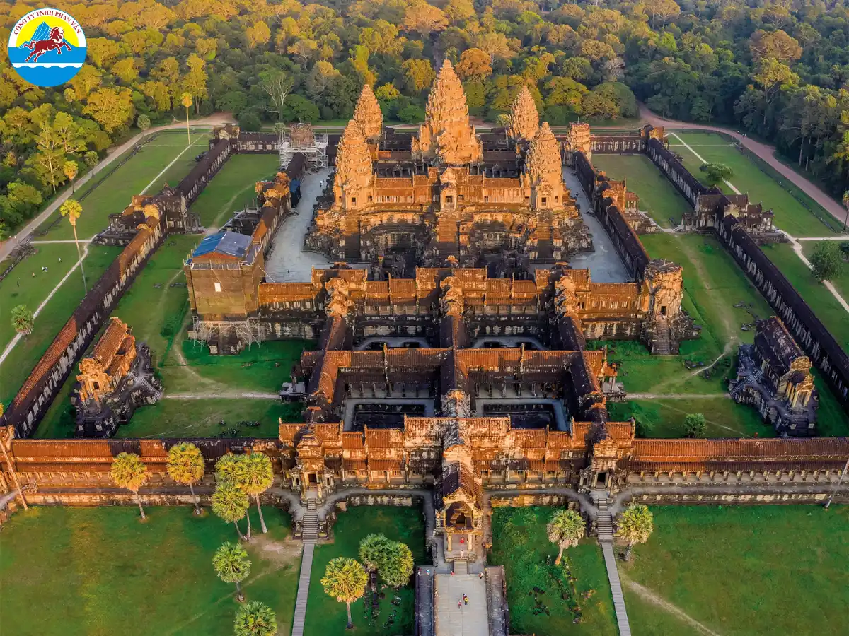 Angkor Wat nằm trong Quần thể Angkor có diện tích hơn 400 km²
