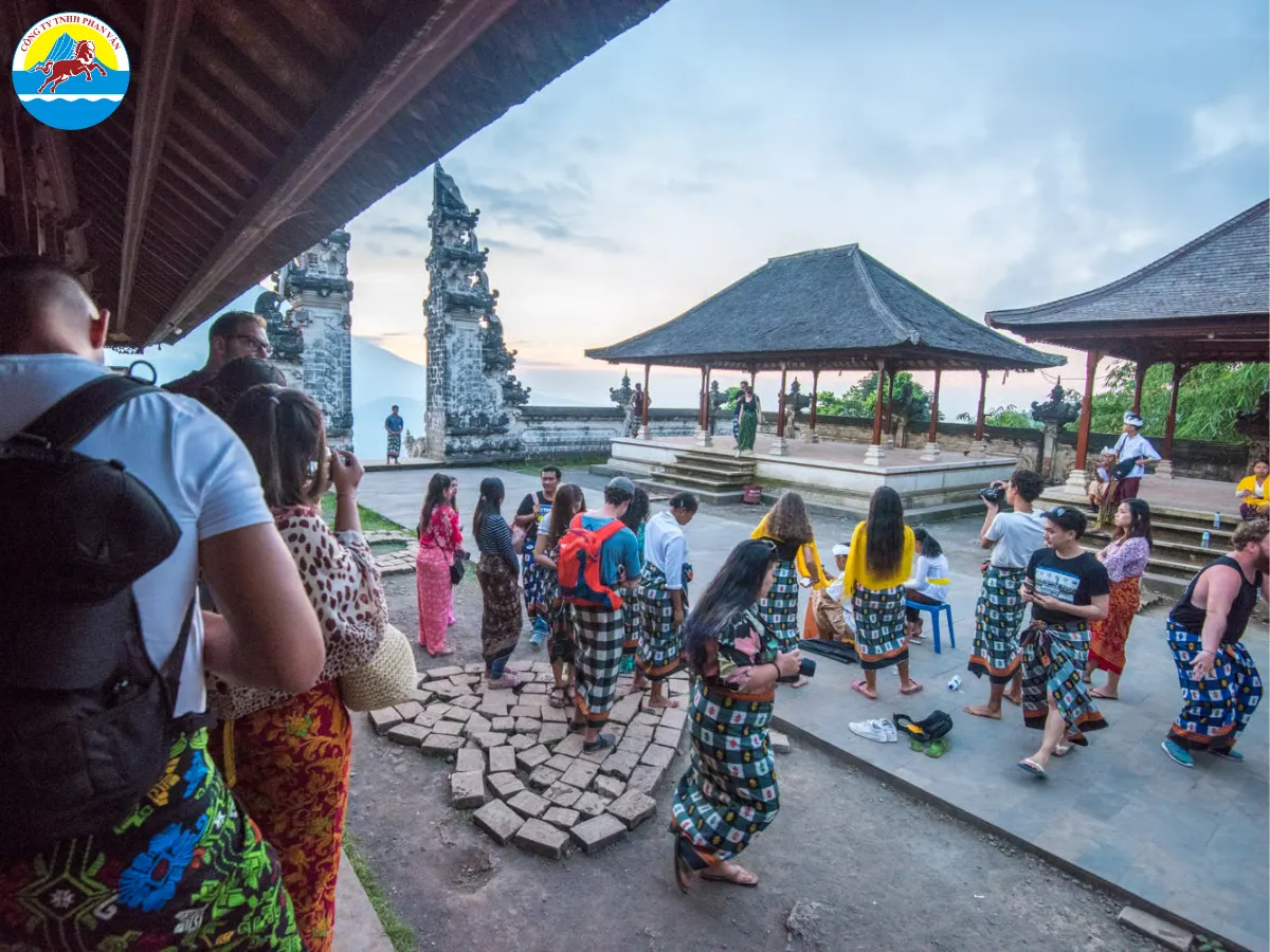 Du khách thường thuê sarong (xà rông) để quấn quanh người trước khi vào đền