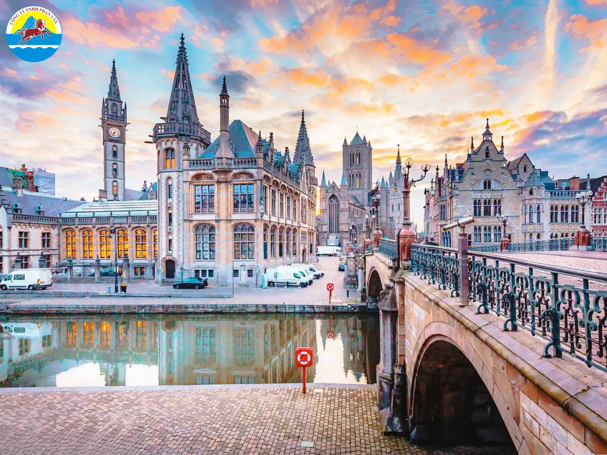 Chiêm ngưỡng sự lộng lẫy tại các quảng trường lịch sử