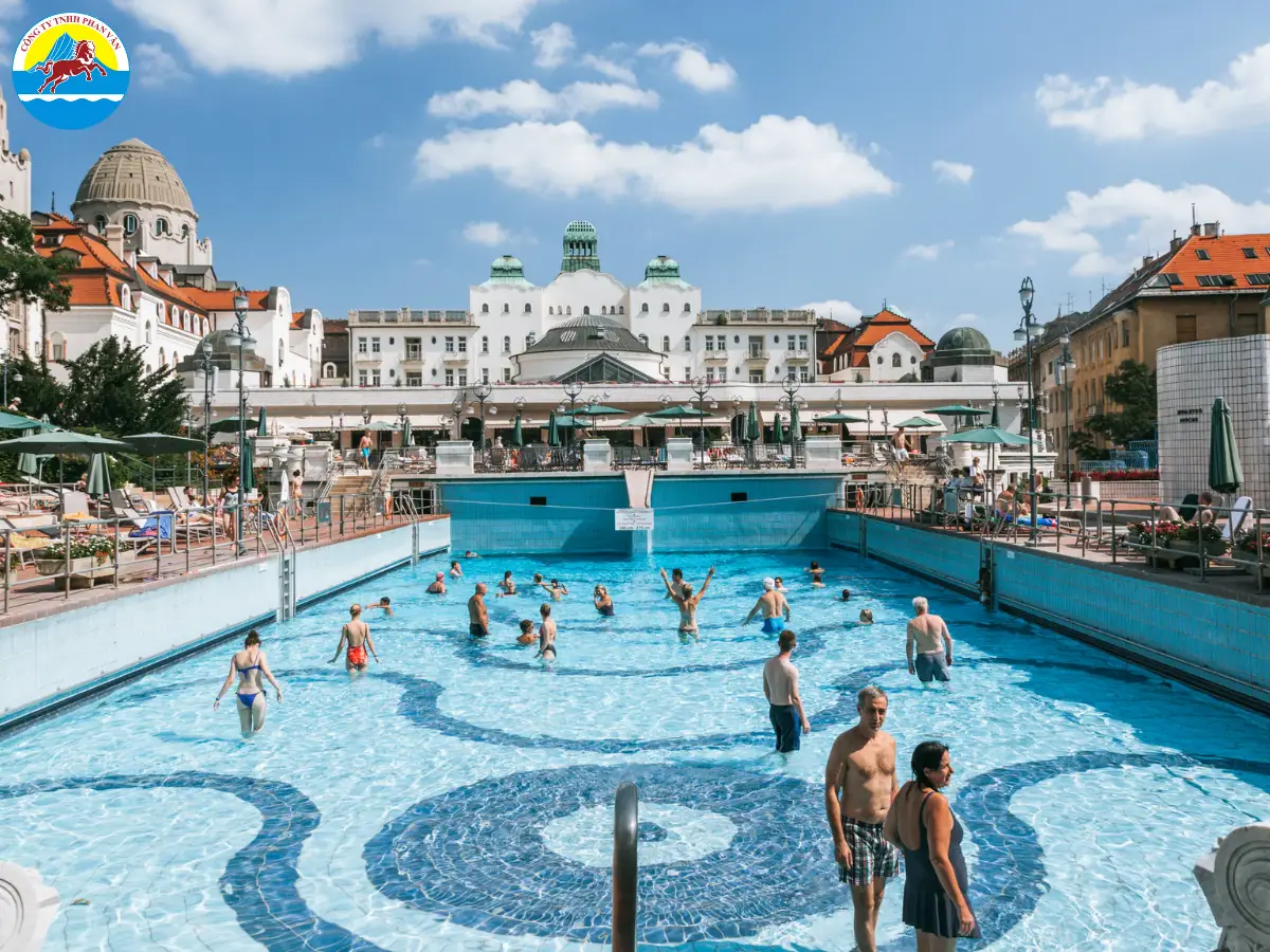 Ngâm mình trong suối nước nóng