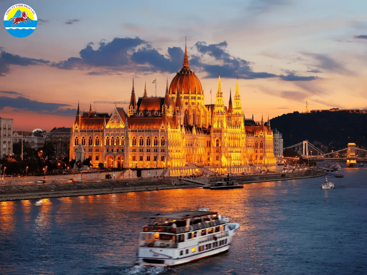 Du thuyền đêm trên sông Danube