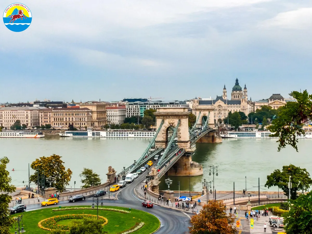 Đi bộ qua Cầu Xích