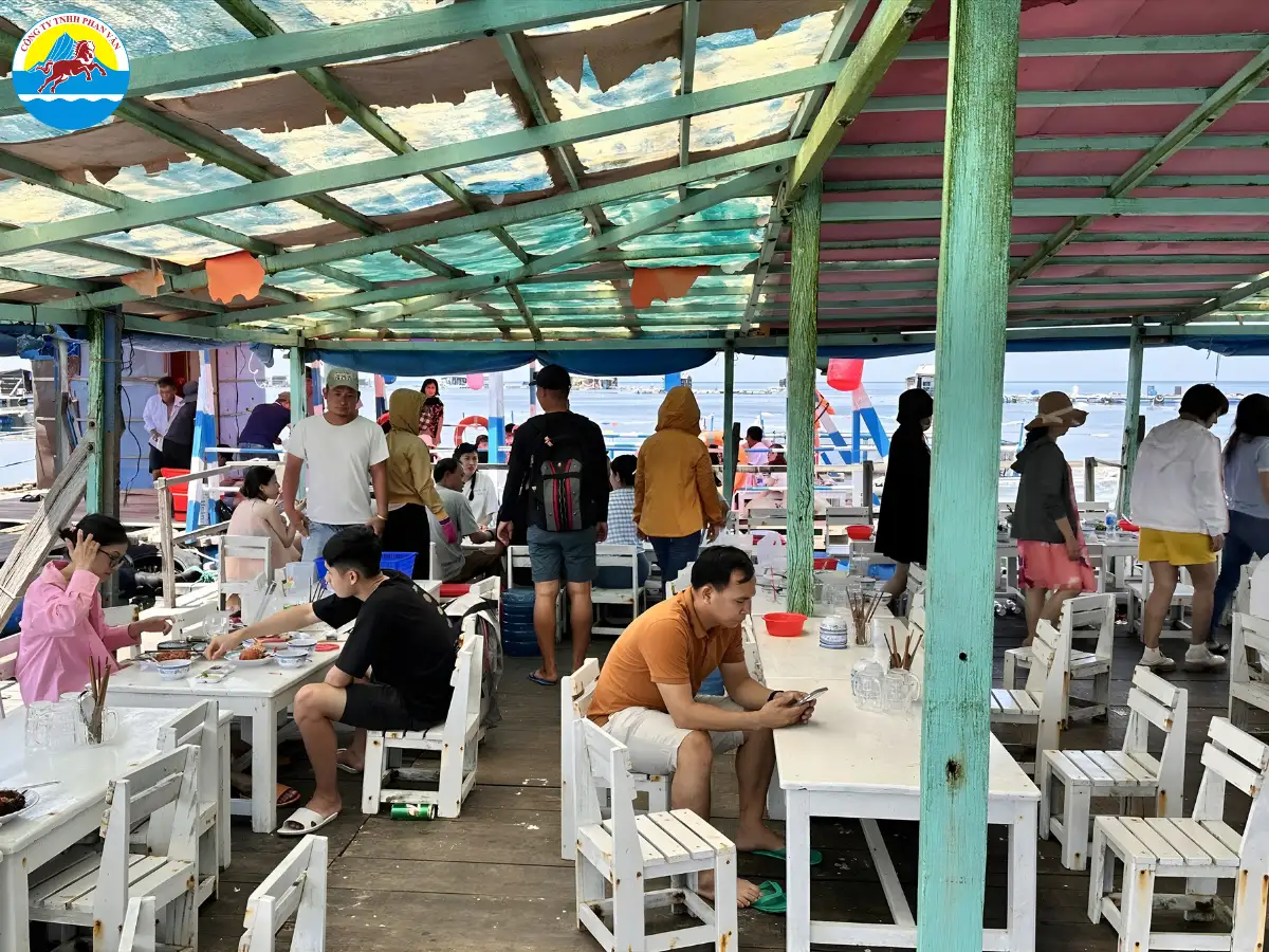 Nhà bè ven đảo