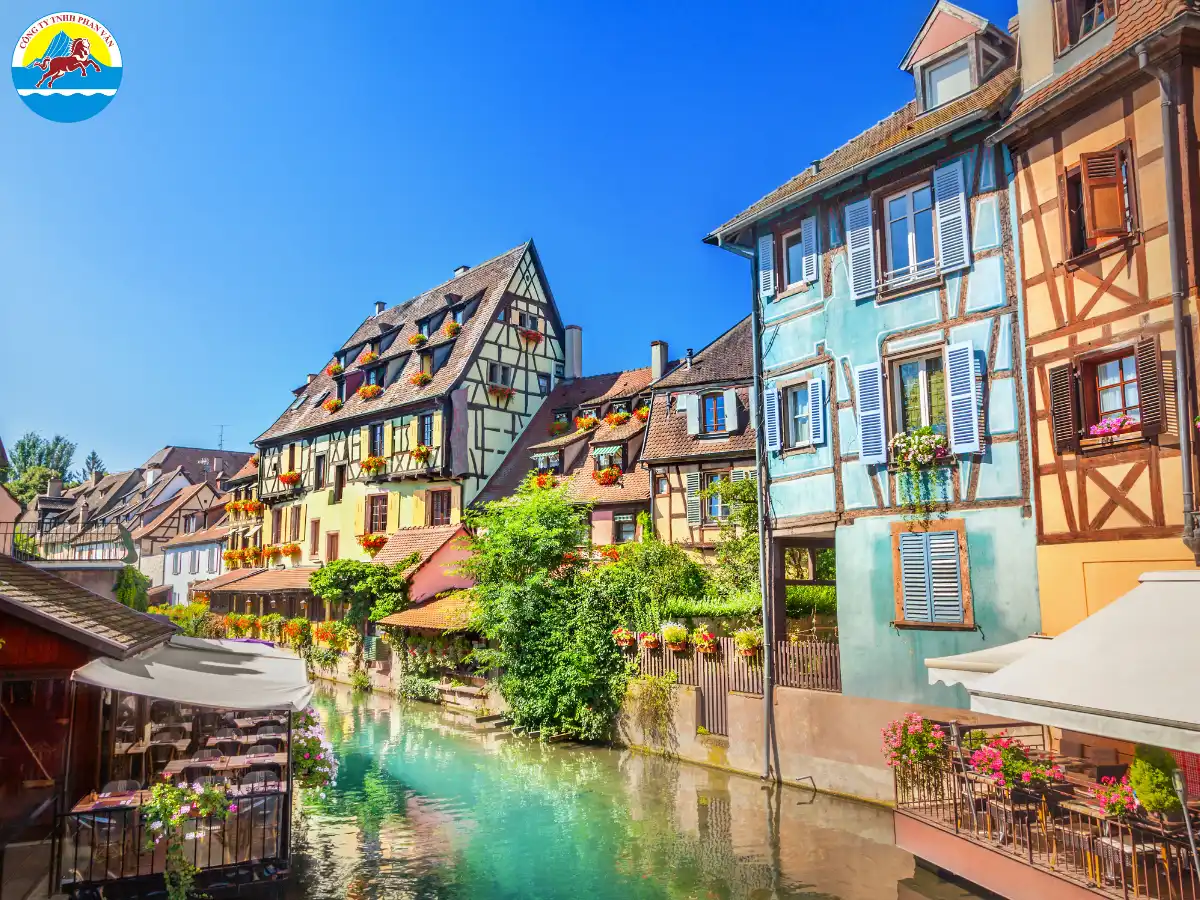 "La Petite Venise" là biệt danh thế giới dành cho Colmar nhờ những con kênh uốn lượn xuyên qua phố cổ