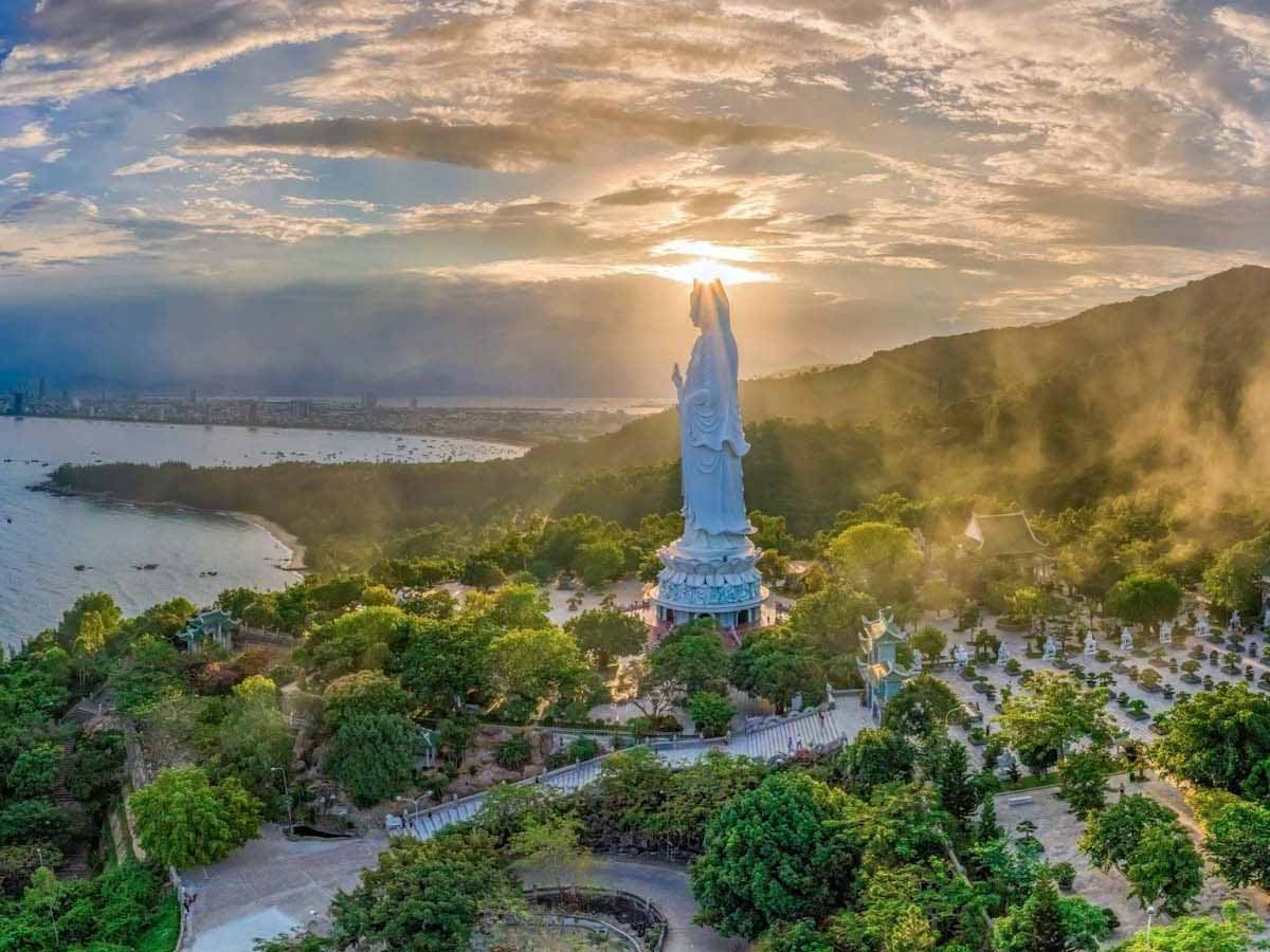 Tượng Phật Cao Âm uy nghi hướng ra biển