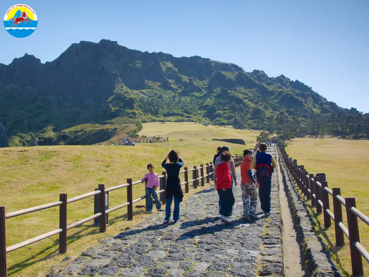 Leo núi Seongsan Ilchulbong