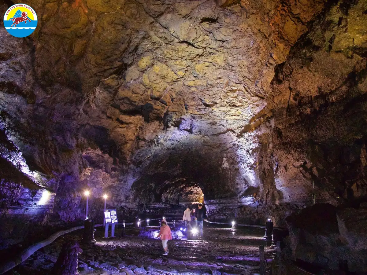 Khám phá hang Manjanggul