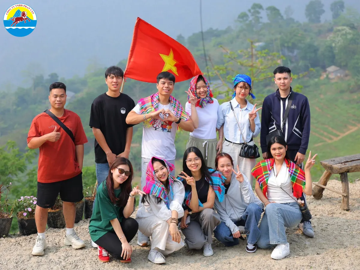 Du khách check in tại Bản Phùng (Hà Giang)