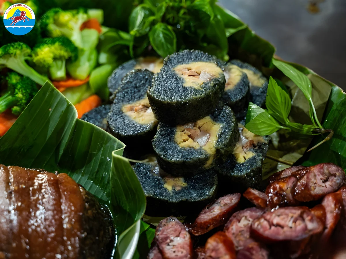Bánh chưng đen và lạp xưởng gác bếp