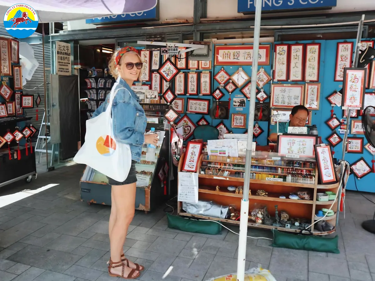 Du khách mua quà lưu niệm tại chợ Hong Kong
