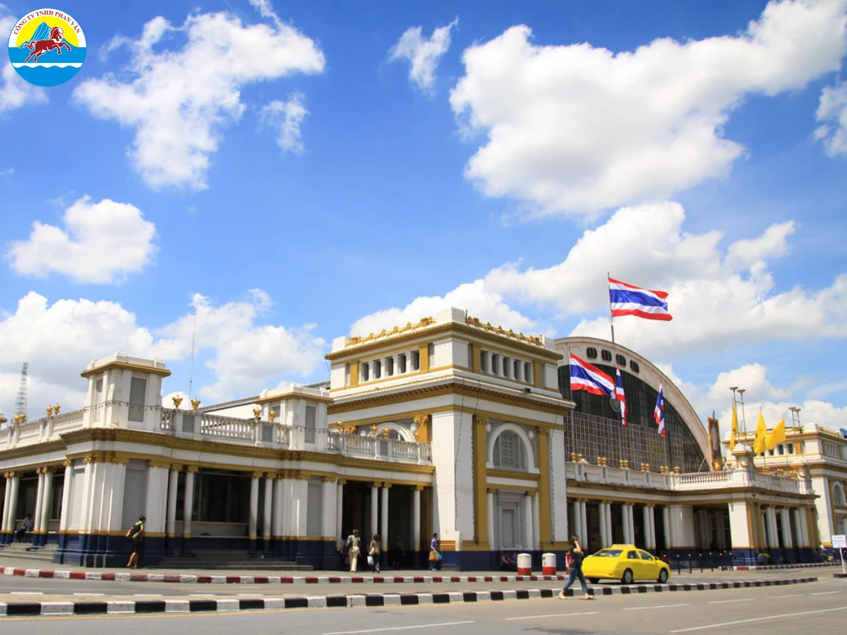 Nếu đi tàu hỏa, hãy khởi hành từ ga Hua Lamphong ở Bangkok