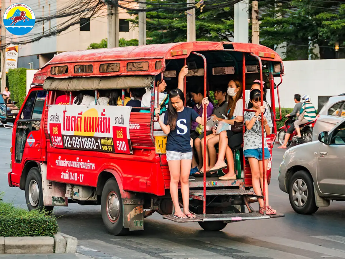 Tại Hua Hin có thể đặt Songthaew để di chuyển tham quan