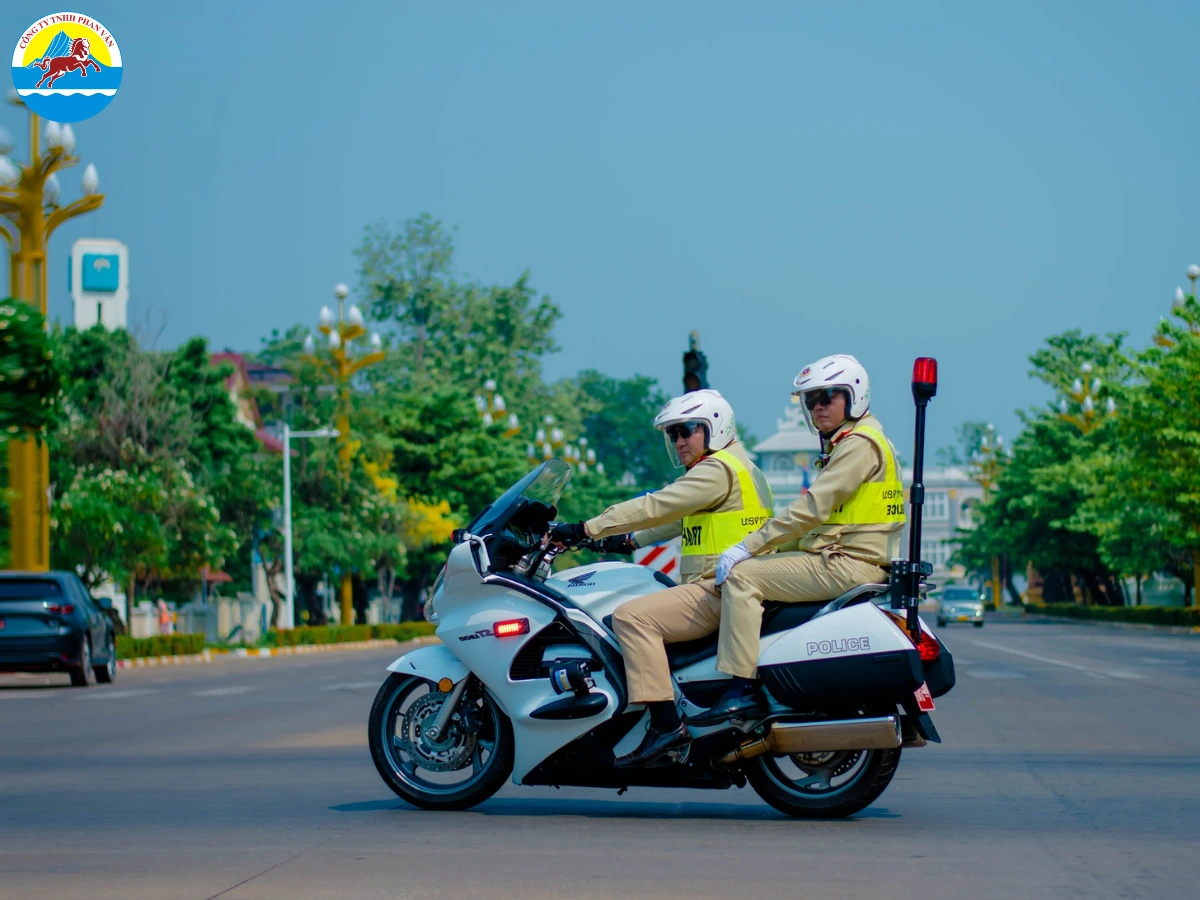 Cảnh sát giao thông (CSGT) Lào thường kiểm tra xe mang biển số nước ngoài