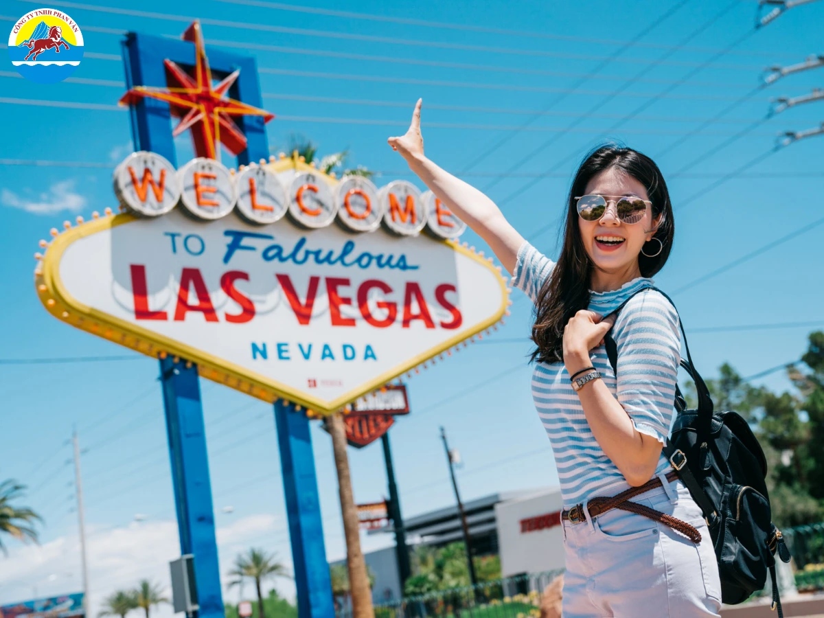 Tạo dáng bên biển hiệu "Welcome to Fabulous Las Vegas"