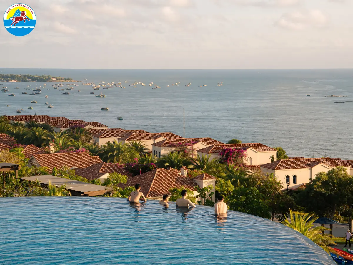 Hồ bơi infinity resort nhìn ra biển Mũi Né