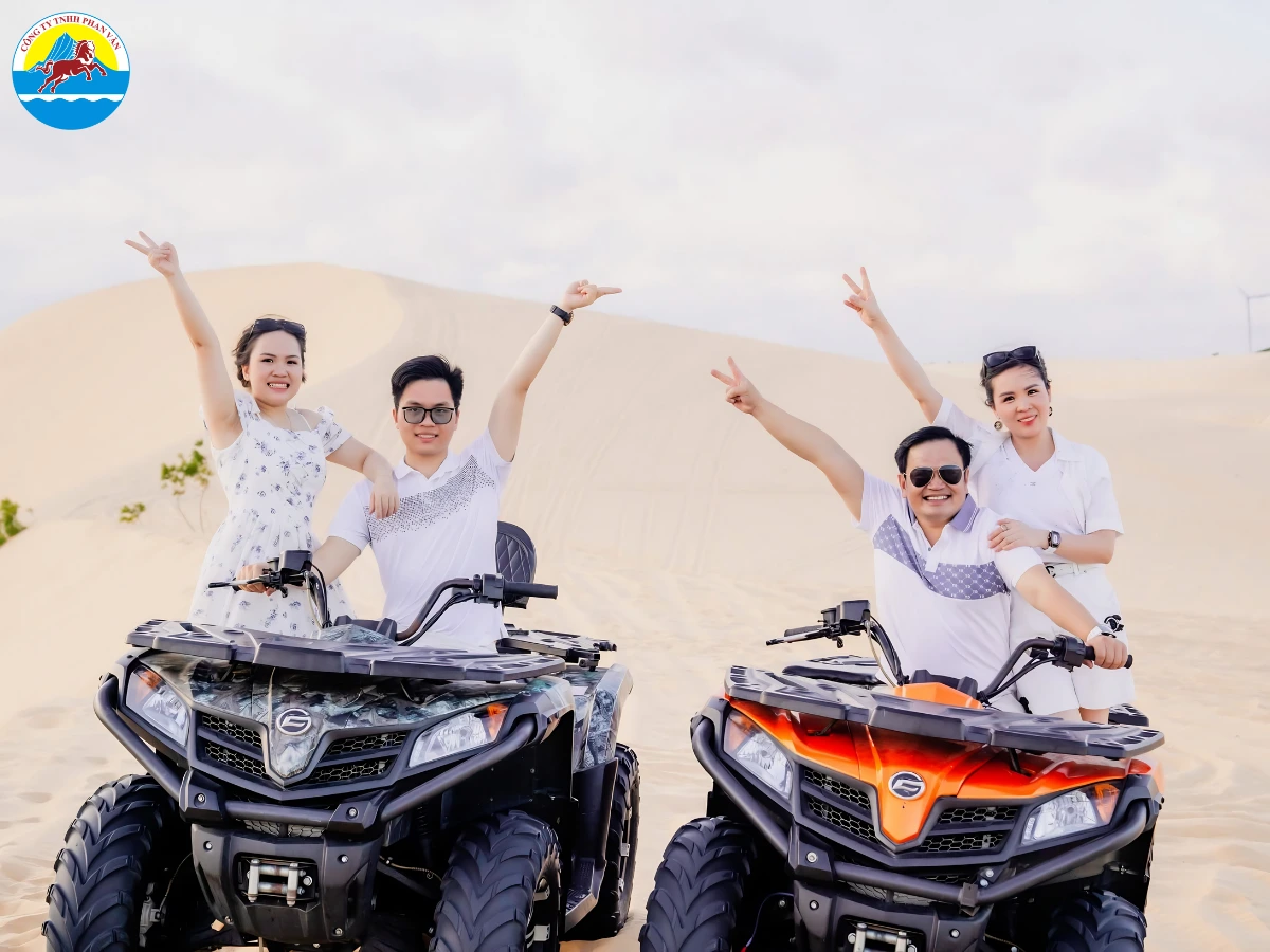 Du khách tham gia tour Jeep