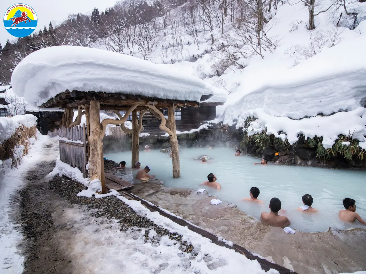 Tận hưởng suối nước nóng onsen giữa trời tuyết