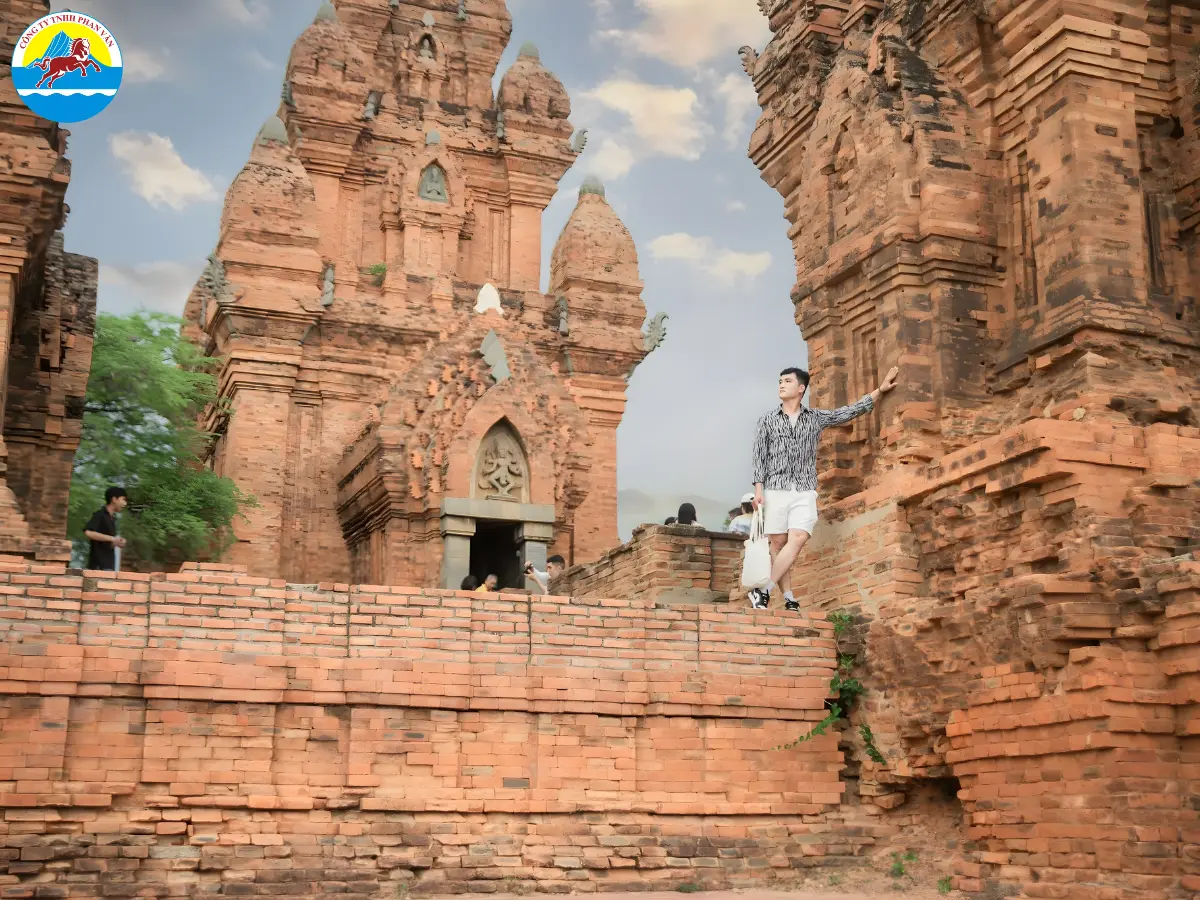 Cụm tháp Chăm còn nguyên vẹn