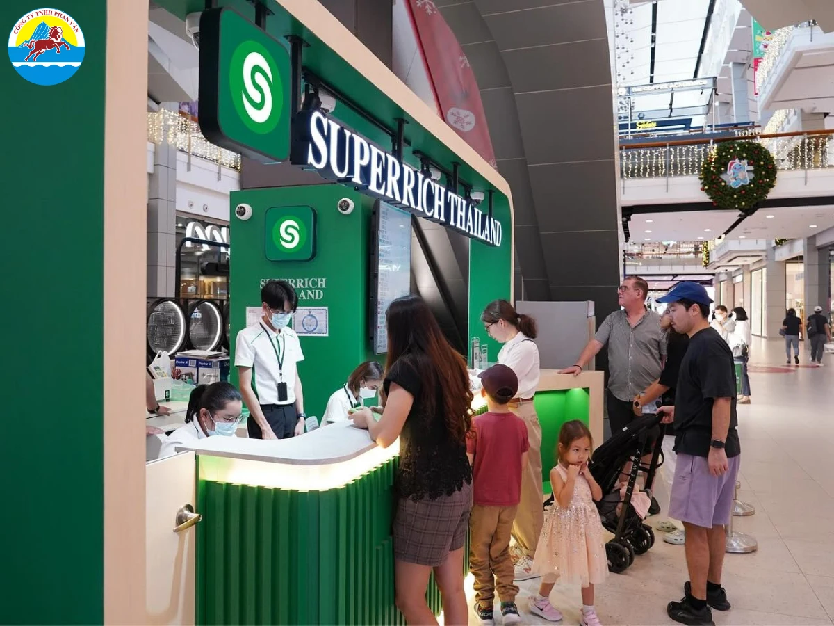 Bạn nên đổi tiền các quầy đổi tiền của Super Rich (màu xanh lá) để có tỷ giá tốt hơn