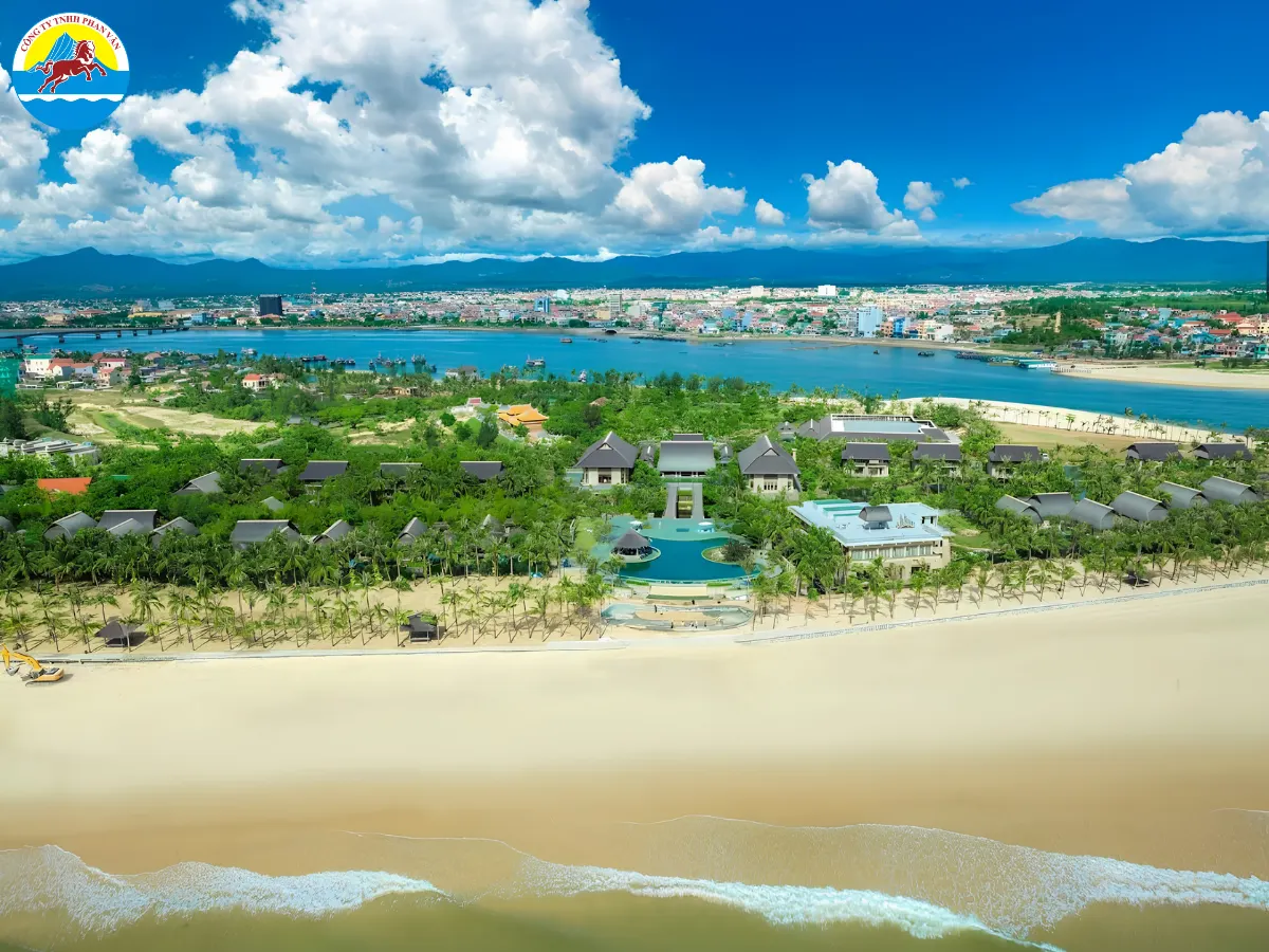 Bãi biển Nhật Lệ với cát trắng và nước biển trong xanh tại Đồng Hới