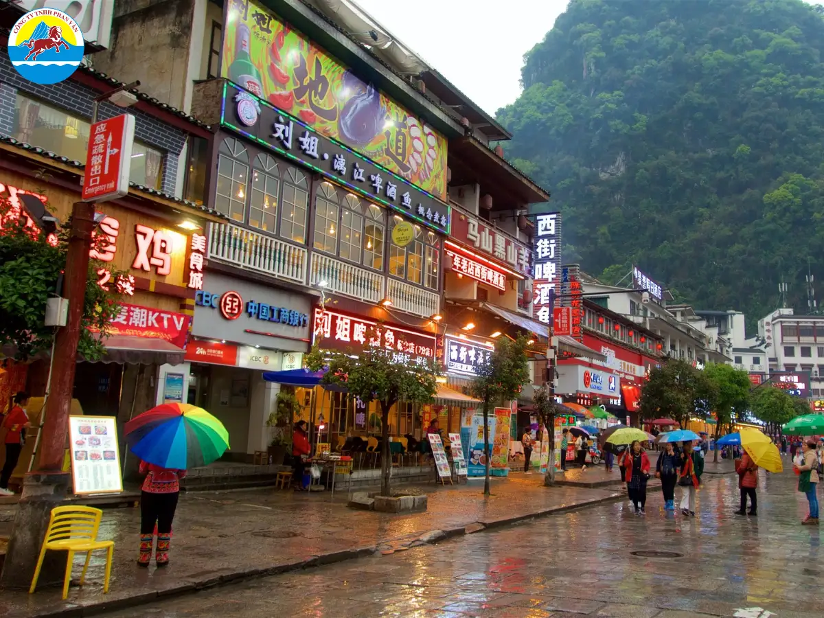 Thị trấn cổ Dương Sóc bên sông Li với đường lát đá, nhà cổ và nhịp sống yên bình