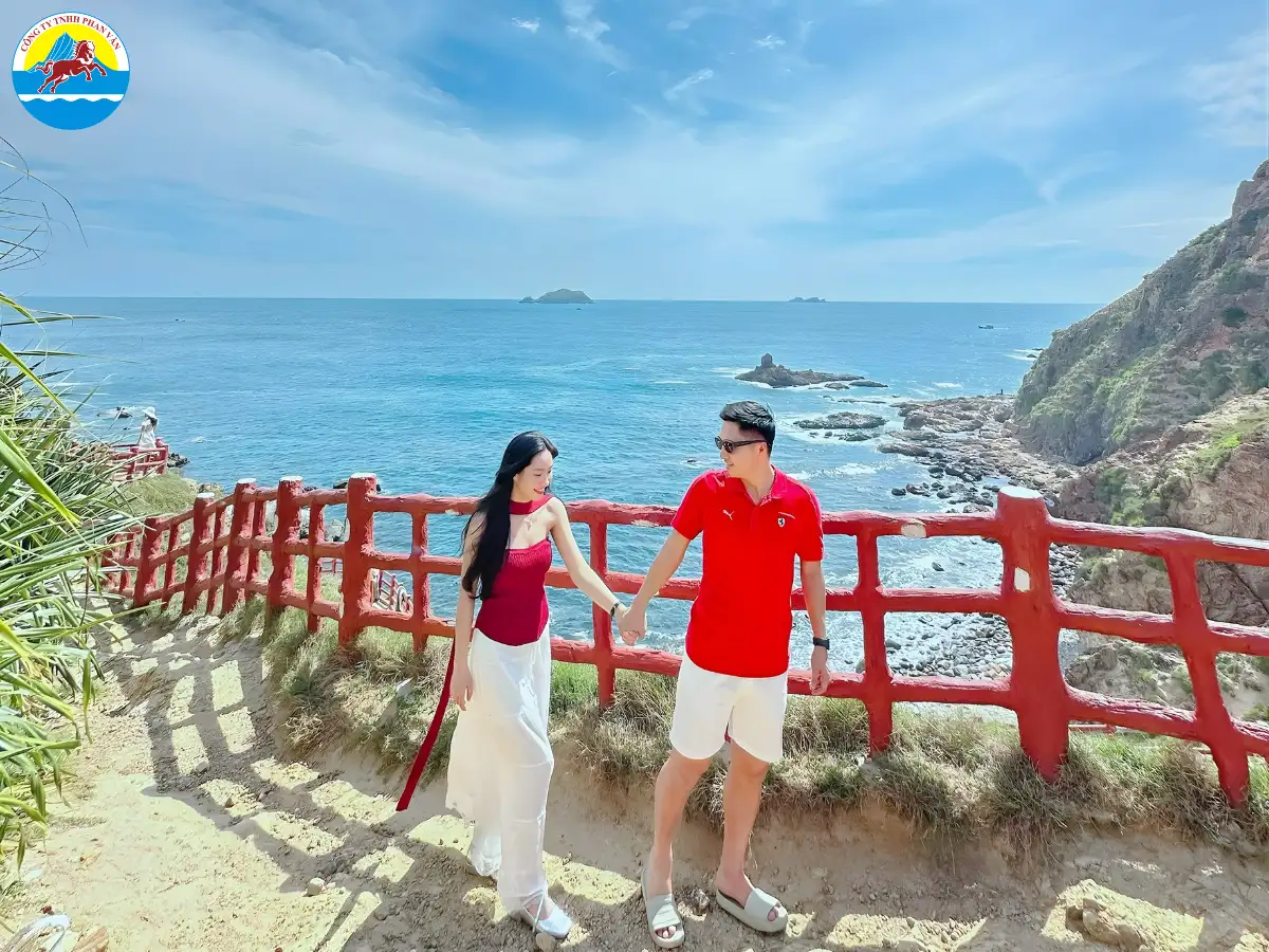 Đi bộ trên cầu gỗ Hòn Khô