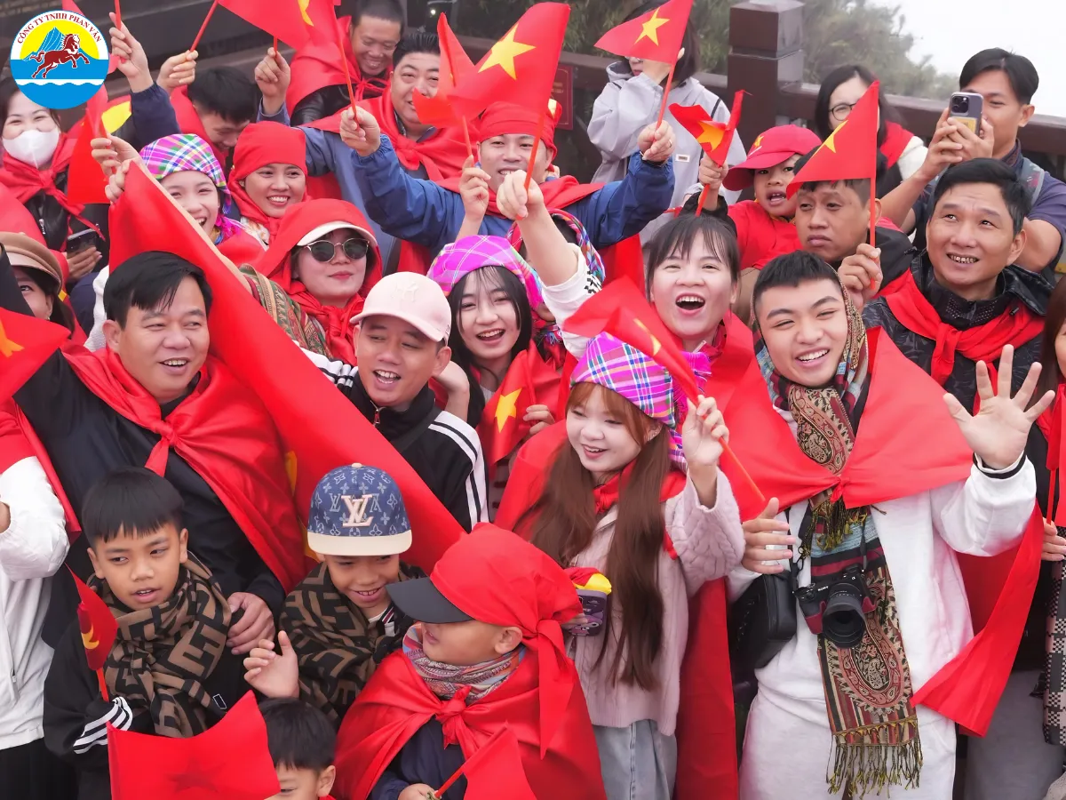 Du khách check in tại Đỉnh Fansipan