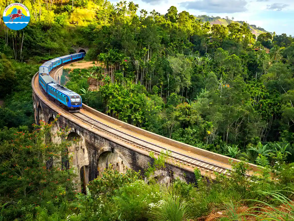 Tàu hỏa tuyến Kandy đến Ella băng qua những đồi chè xanh mướt