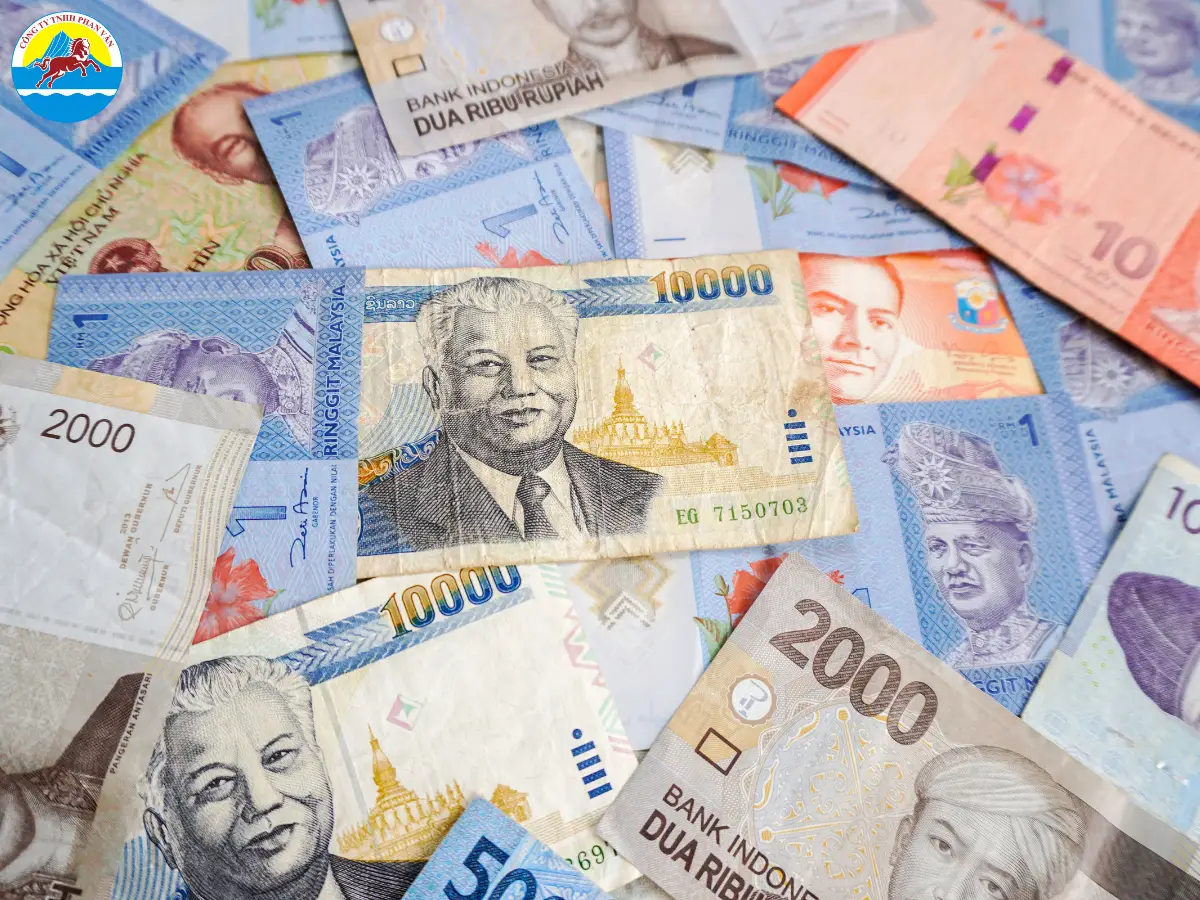 Nên đổi sẵn ít tiền Kip tại Việt Nam trước khi sang