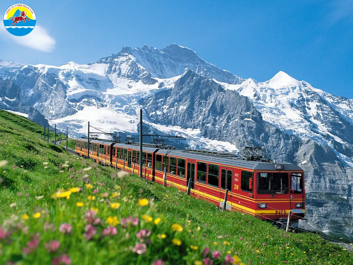 Mạng lưới đường sắt phủ khắp các thành phố lớn Tân Cương