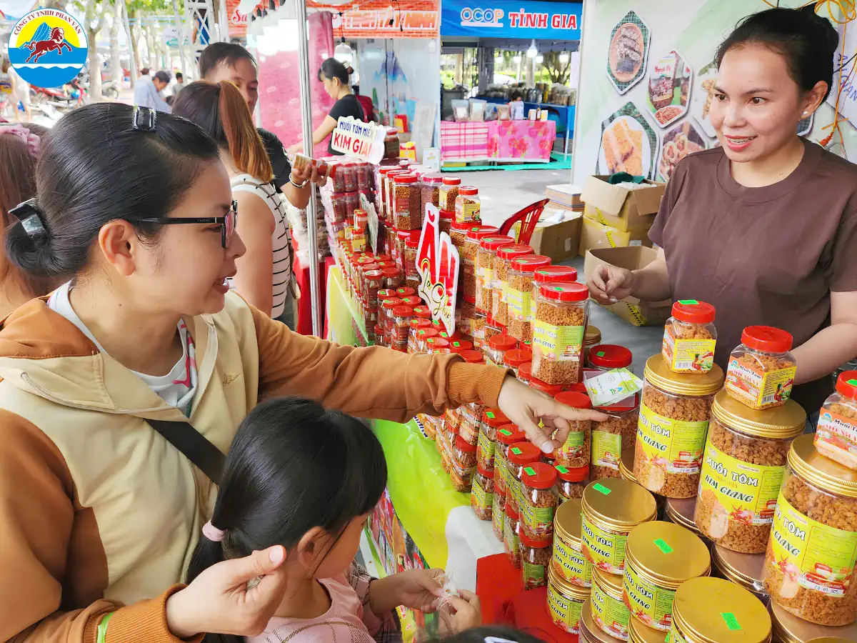 Du khách mua muối tôm làm quà